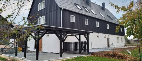 المنشأة من الخارج