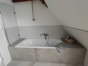 Ensemble douche/baignoire, sèche-cheveux, serviettes fournies, savon