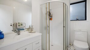 Shower, hair dryer - Beachglen - Snells Beach Holiday Home (Snells Beach)
