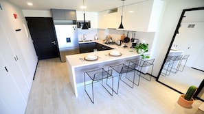 Apartamento conforto | Cozinha privada | Cooktop, panela elétrica de arroz, talheres/pratos/utensílios de cozinha