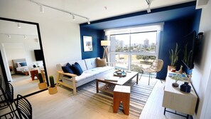 Leilighet – comfort | Oppholdsområde | En 50-tommers smart-TV med digitale kanaler samt TV