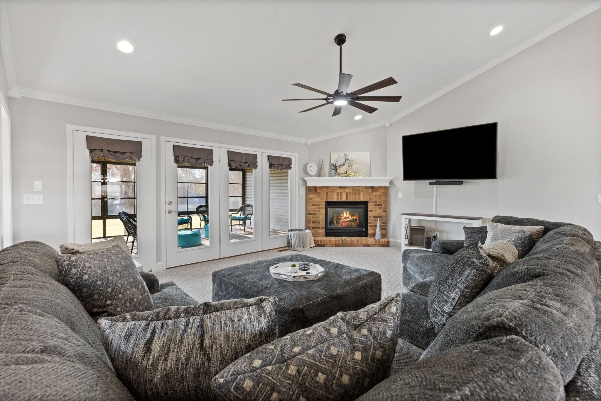 Smart-TV, Kamin, Videospiele, Tischfußball