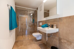 Chambre classique double | Salle de bain | Articles de toilette (gratuits), séchoir à cheveux, serviettes fournies