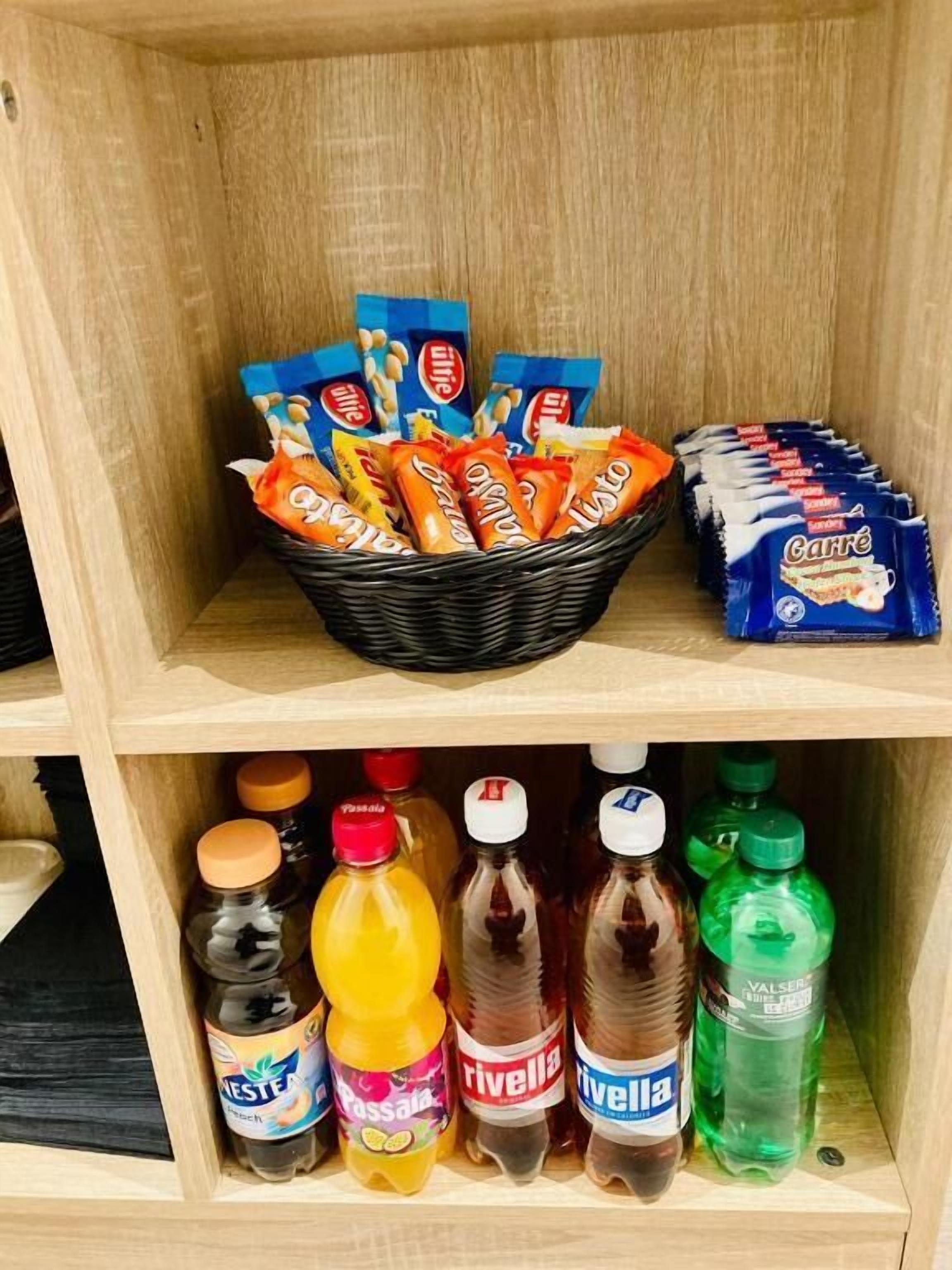 Ein Regal mit Snacks und Getränken.