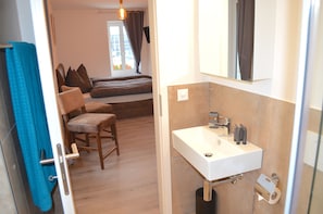 Standard Double Room | Bilik Mandi | Kelengkapan dandanan diri percuma, pengering rambut, tuala disediakan 
