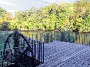 Property grounds - 5 bedroom accommodation in Erbistock, near Llangollen (Erbistock, near Llangollen)