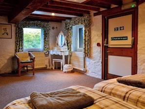 5 bedrooms, free WiFi, bed sheets - 5 bedroom accommodation in Erbistock, near Llangollen (Erbistock, near Llangollen)