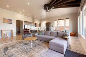 スマートテレビ、暖炉、書庫