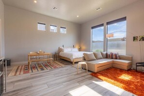 3 室のベッドルーム、デスク、アイロン / アイロン台、WiFi (無料)