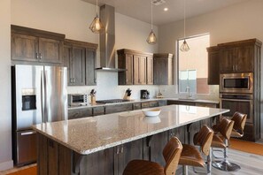 冷蔵庫、電子レンジ、オーブン、コンロ