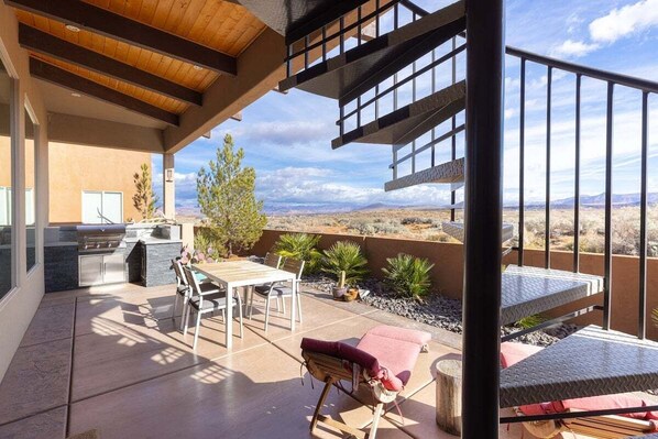 屋外ダイニングエリア