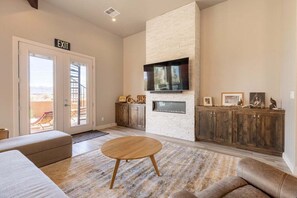 TV connectée, cheminée, livres