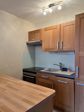 Microwave, oven, dishwasher, coffee/tea maker
