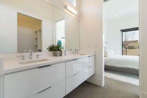 4 室のベッドルーム、デスク、アイロン / アイロン台、WiFi (無料)