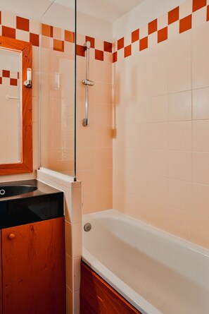 Bathtub, hair dryer, towels