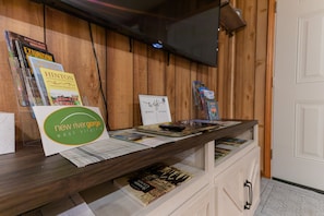 Interior - The Rocky Mount: Cozy cabin atop The New River Gorge (Pipestem)