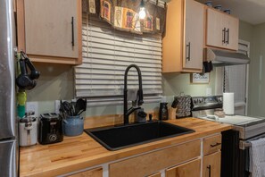 Fridge, microwave, oven, stovetop - The Rocky Mount: Cozy cabin atop The New River Gorge (Pipestem)