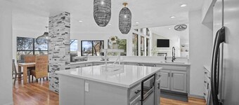 Huge Lakefront Getaway Hot Tub, Deck, Sleeps 16