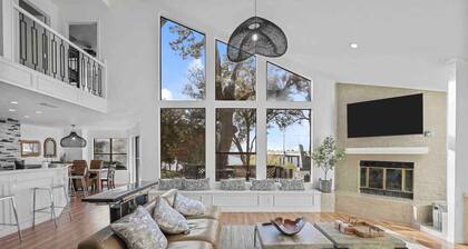 Huge Lakefront Getaway Hot Tub, Deck, Sleeps 16