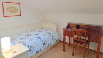 2 slaapkamers, een bureau, een strijkplank/strijkijzer, gratis wifi