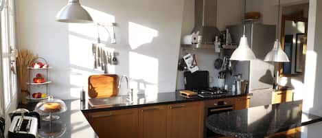 Réfrigérateur, un four, surface de cuisson, lave-vaisselle