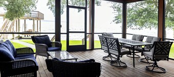 Escape to the Pointe - Superior Sunset views from spacious porch!