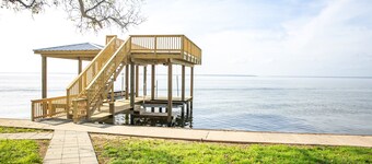Escape to the Pointe - Superior Sunset views from spacious porch!
