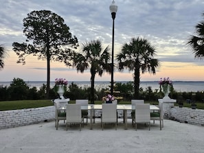 Outdoor dining - Eden Guest House on Bayfront Mansion Estate. A 3/3! 20 scenic minutes to Destin (Freeport)