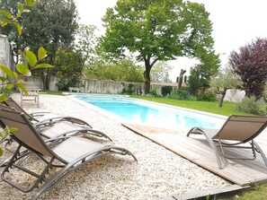A heated pool - 8 pers / House and charming garden -calme garanti- with swimming pool in town (SURGERES)