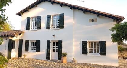 8 pers / House and charming garden -calme garanti- with swimming pool in town