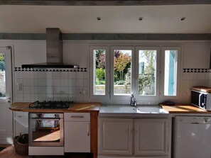 冰箱、微波炉、烤箱、炉灶