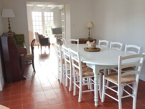 Dining - 8 pers / House and charming garden -calme garanti- with swimming pool in town (SURGERES)