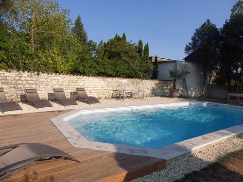8 pers / House and charming garden -calme garanti- with swimming pool in town