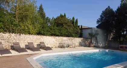 8 pers / House and charming garden -calme garanti- with swimming pool in town