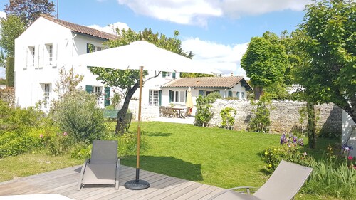 8 pers / House and charming garden -calme garanti- with swimming pool in town