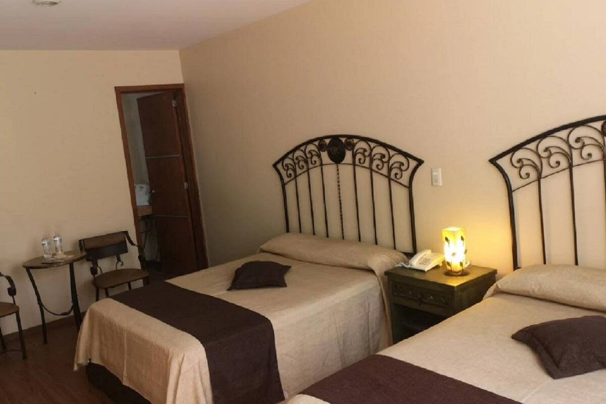 Habitación básica doble, 2 camas de matrimonio | Minibar, cortinas opacas, tabla de planchar con plancha y wifi gratis