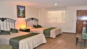 Habitación básica doble, 2 camas de matrimonio