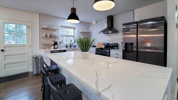 Microwave, dishwasher, coffee/tea maker, toaster