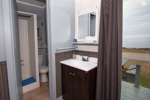 Classic Cabin | Bathroom | Hair dryer, towels - Les Cabines du Phare (Rimouski)