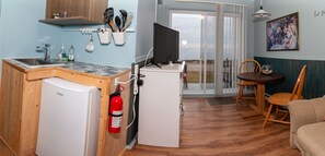 Cabaña Confort | Zona de estar | Televisión de pantalla plana de 55 pulgadas con canales por cable