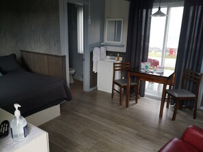 Cabaña clásica | Cortinas opacas, wifi gratis, ropa de cama