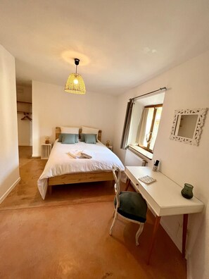 4 habitaciones, tabla de planchar con plancha y cuna de viaje 