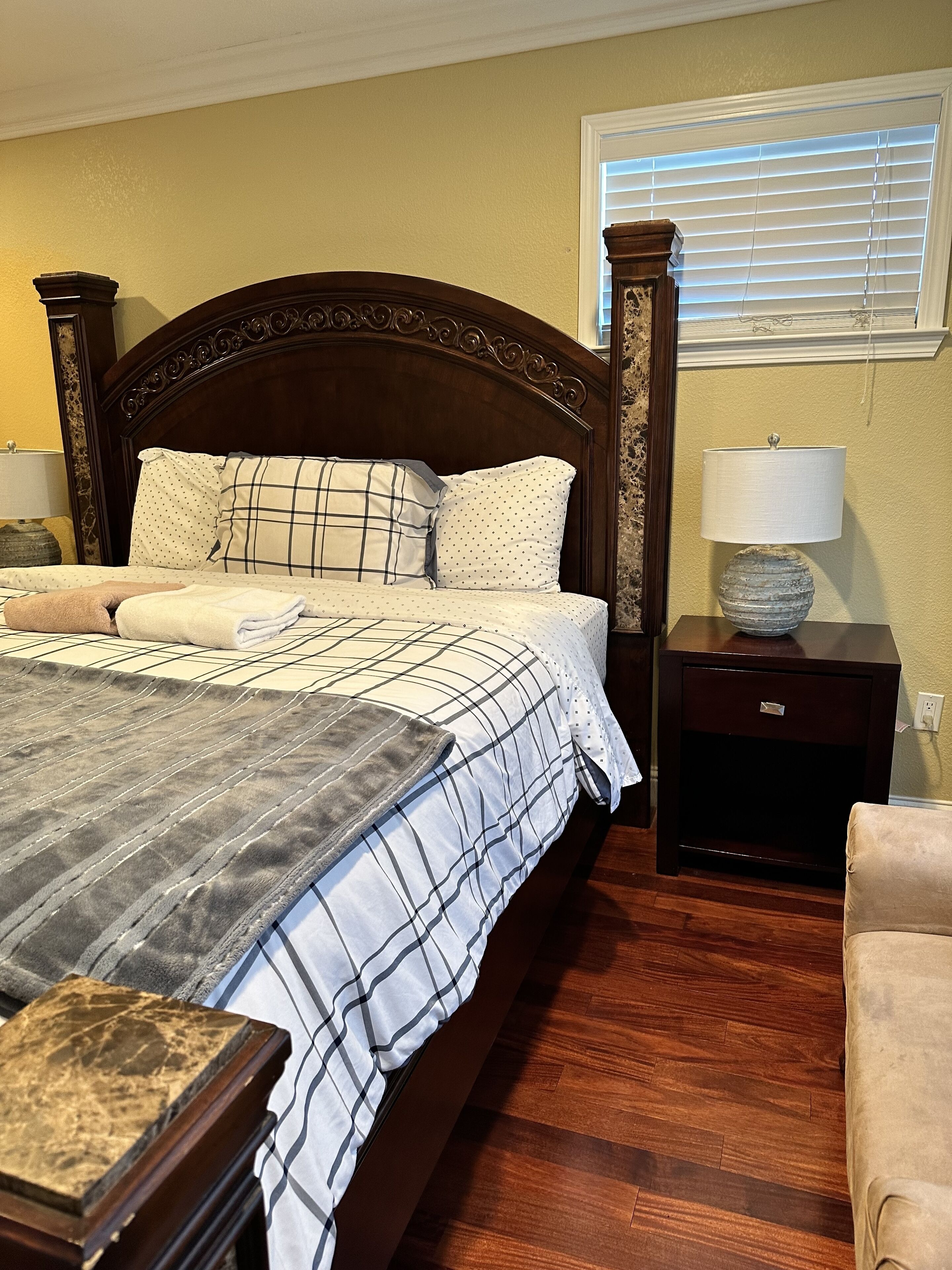 4 habitaciones, caja de seguridad en la habitación y escritorio 