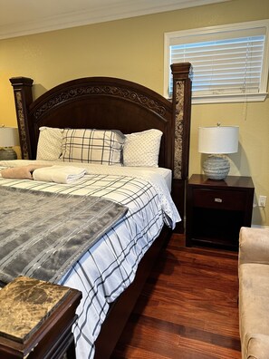 4 عدّة غرف نوم وخزنة داخل الغرفة ومكتب ومكواة/لوح كي