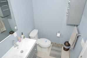 Combined shower/bathtub, hair dryer, towels, soap