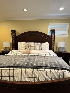 4 bedrooms, in-room safe, desk, iron/ironing board