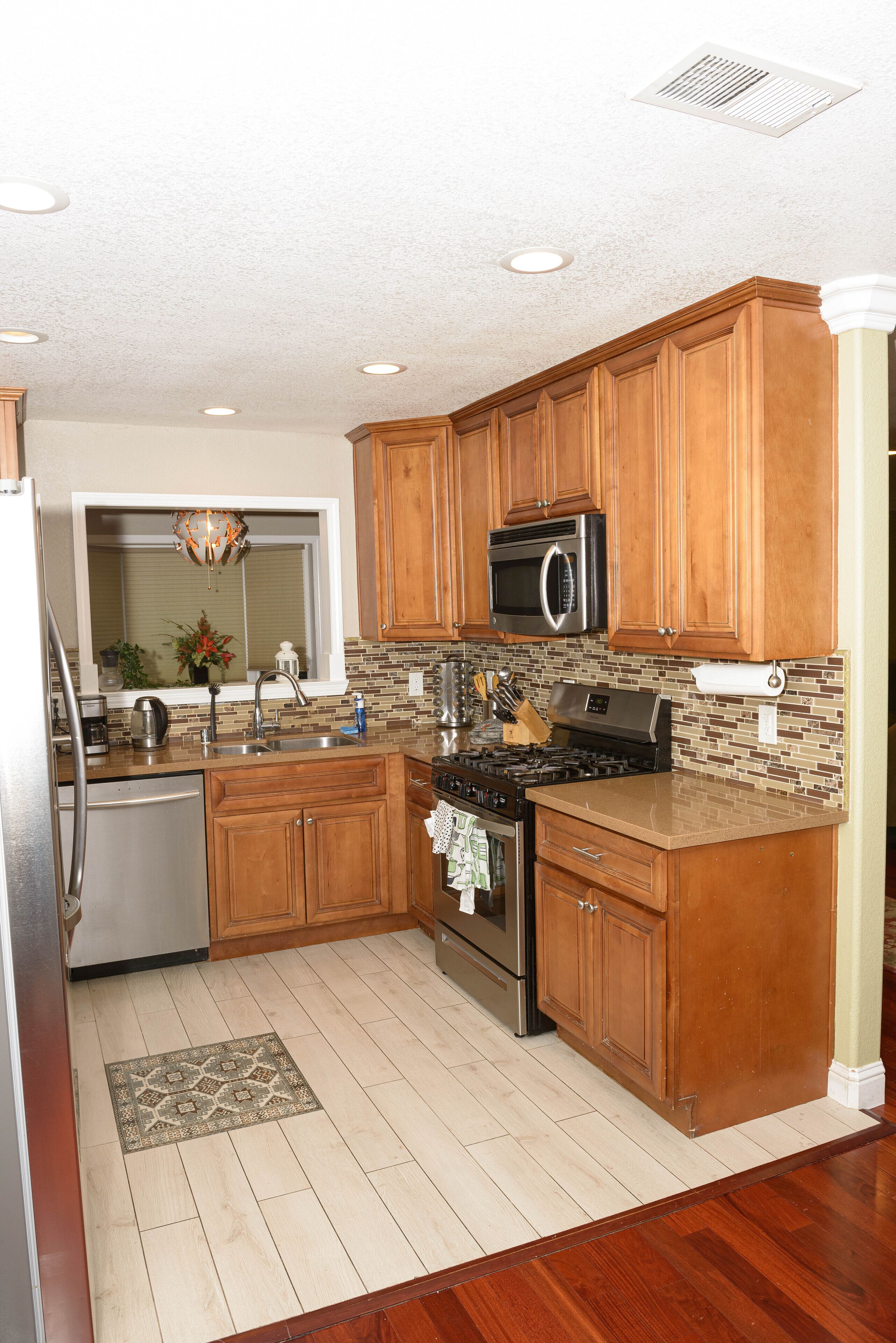 Refrigerador, microondas, horno y parrilla de estufa 