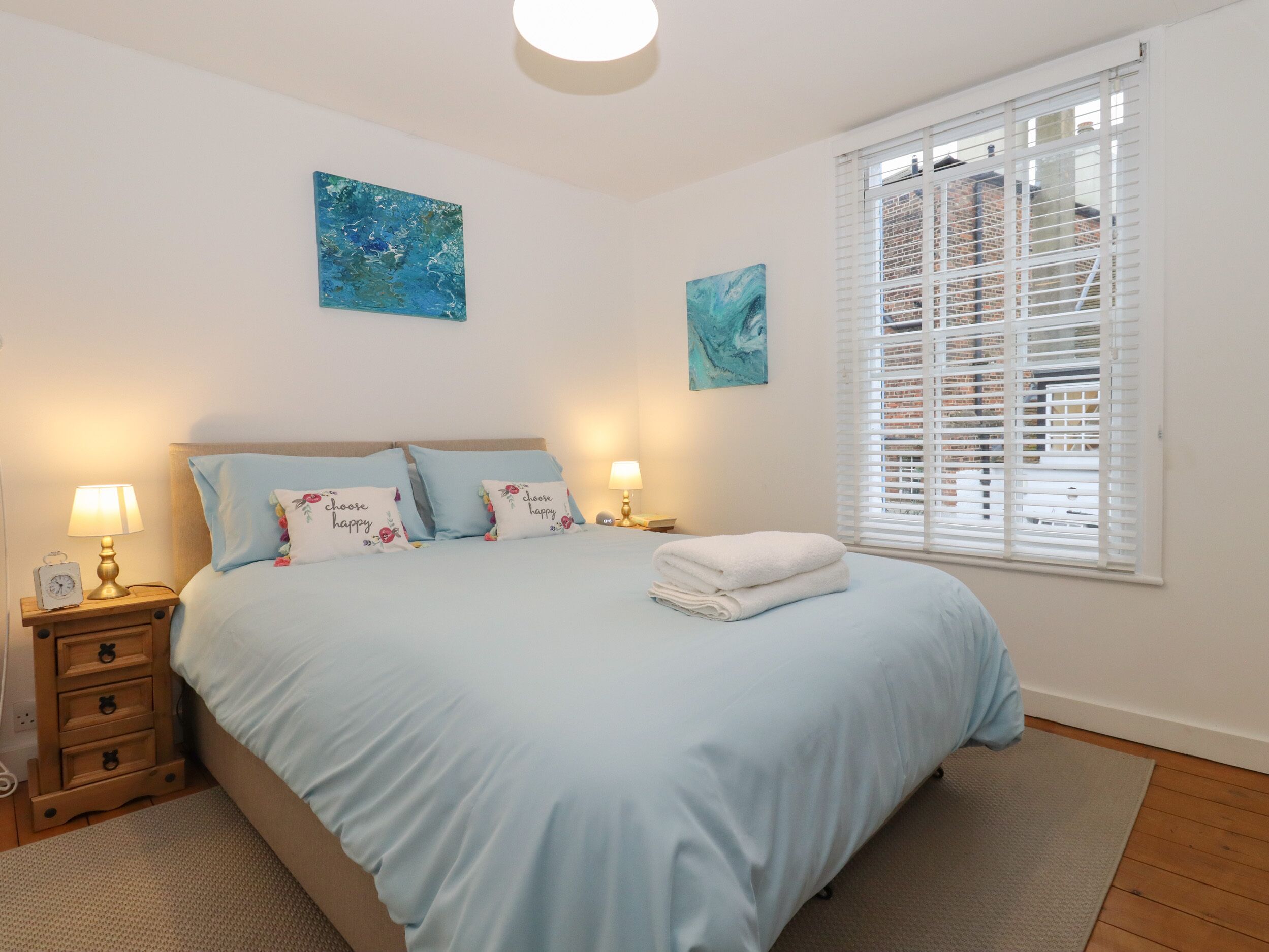 2 habitaciones, decoración personalizada y muebles diferentes 