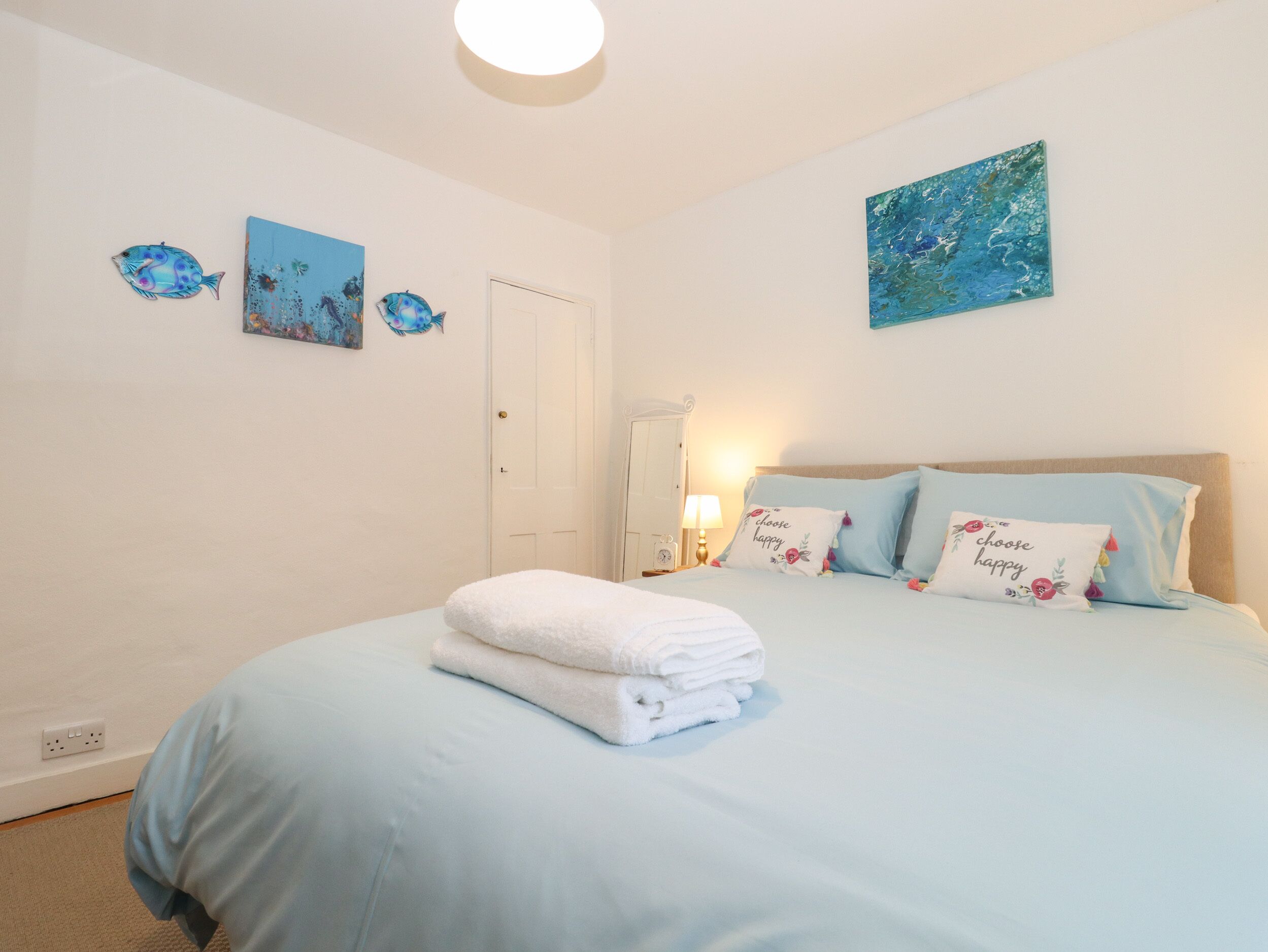 2 habitaciones, decoración personalizada y muebles diferentes 