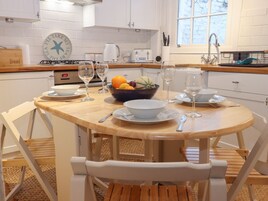 冰箱、电热水壶、烤面包机、厨具/餐具